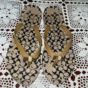 Coach Amel Gold Bow Sandal Flip Flops Size 7-8 Women’s Tan